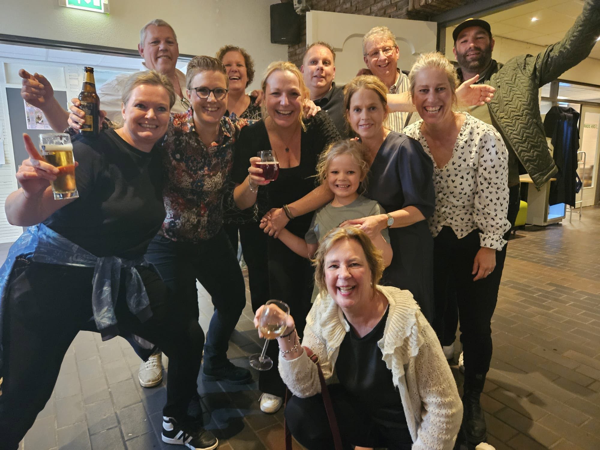 Leden van Theatergroep HAAS.T! genieten samen na een voorstelling