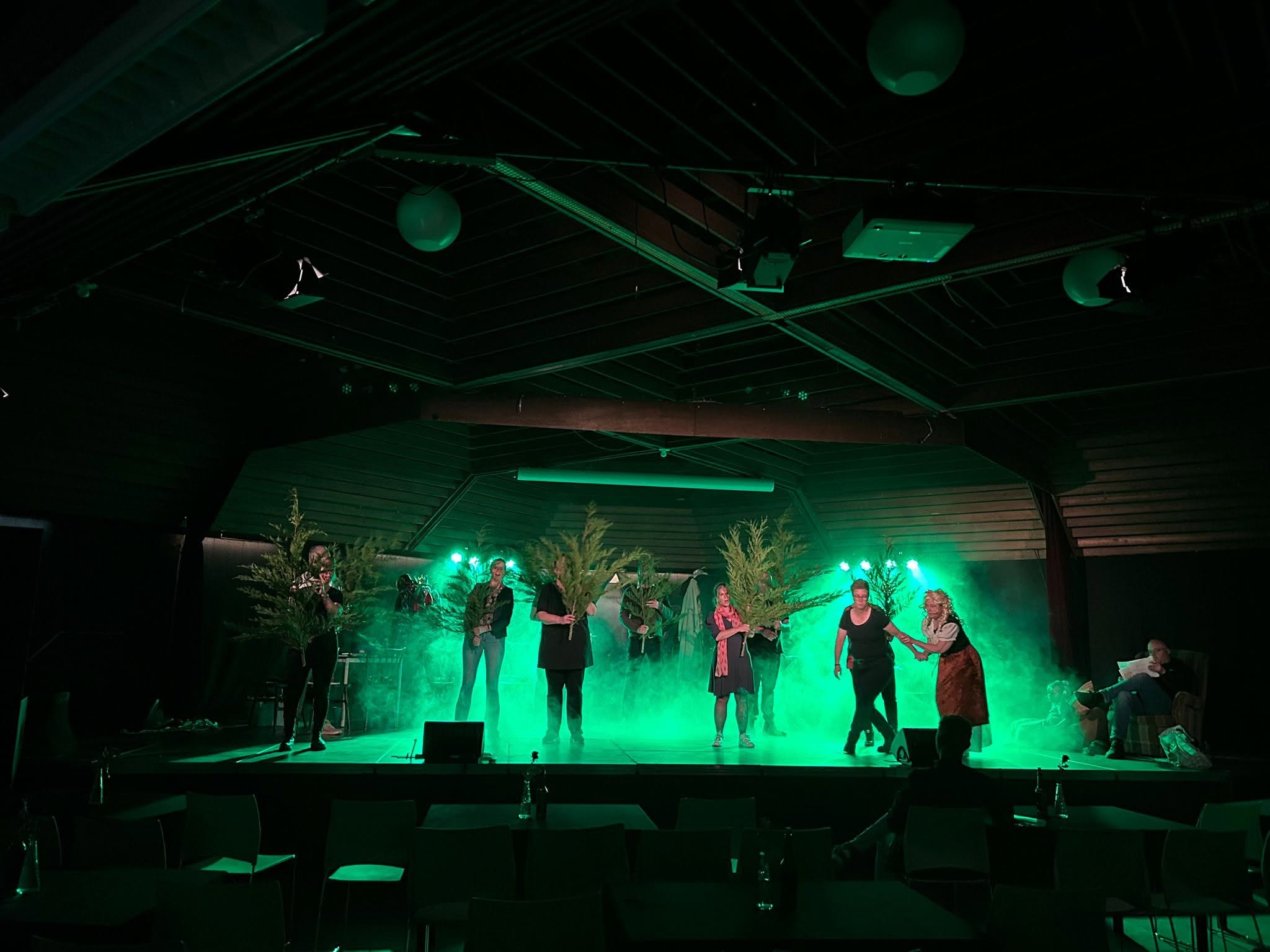 Theatergroep HAAS.T! op het verlichte podium in Haaren