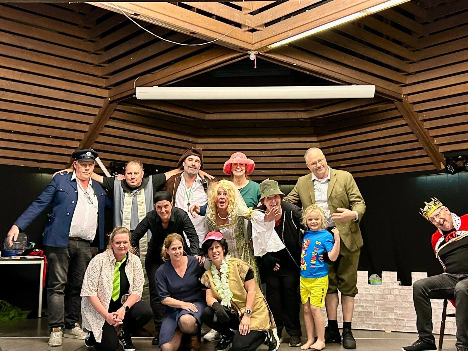 De cast van Theatergroep HAAS.T! in kostuum op het podium